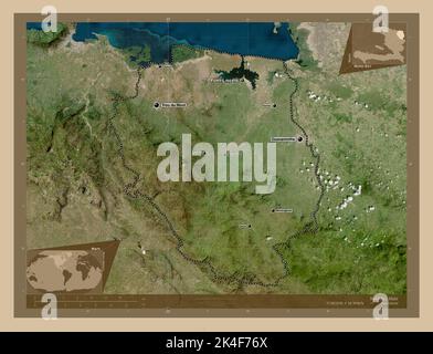 Nord-Est, dipartimento di Haiti. Mappa satellitare a bassa risoluzione. Località e nomi delle principali città della regione. Mappe delle posizioni ausiliarie degli angoli Foto Stock
