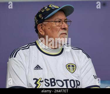 Leeds, Regno Unito. 02nd Ott 2022. Un fan di Leeds durante il warm up pre-partita durante la partita della Premier League Leeds United vs Aston Villa a Elland Road, Leeds, Regno Unito, 2nd ottobre 2022 (Foto di Mark Cosgrove/News Images) a Leeds, Regno Unito il 10/2/2022. (Foto di Mark Cosgrove/News Images/Sipa USA) Credit: Sipa USA/Alamy Live News Foto Stock