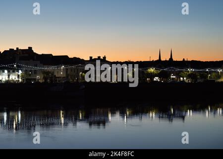 BIDEFORD, NORTH DEVON, INGHILTERRA - 11th 2022 AGOSTO: Luci notturne e riflessione, River Torridge, Bideford - North Devon Foto Stock