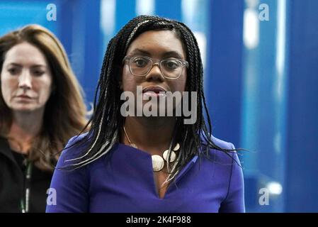 Kemi Badenoch (a destra), Segretario di Stato per il Commercio Internazionale del Regno Unito, attraversa il ponte dell'hotel Hyatt durante la conferenza annuale del Partito conservatore presso l'International Convention Centre di Birmingham. Data immagine: Domenica 2 ottobre 2022. Foto Stock