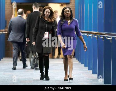 Kemi Badenoch (a destra), Segretario di Stato per il Commercio Internazionale del Regno Unito, attraversa il ponte dell'hotel Hyatt durante la conferenza annuale del Partito conservatore presso l'International Convention Centre di Birmingham. Data immagine: Domenica 2 ottobre 2022. Foto Stock