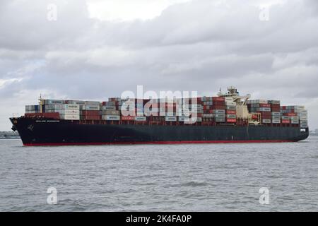 Container Ship SEALAND WASHINGTON si dirige verso l'estuario del Tamigi lungo il tragitto verso il porto DP World London Gateway Foto Stock