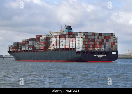 Container Ship SEALAND WASHINGTON si dirige verso l'estuario del Tamigi lungo il tragitto verso il porto DP World London Gateway Foto Stock