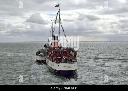 Paddle Steamer Waverkey con partenza dal molo di Southend e partenza verso l'estuario del Tamigi Foto Stock