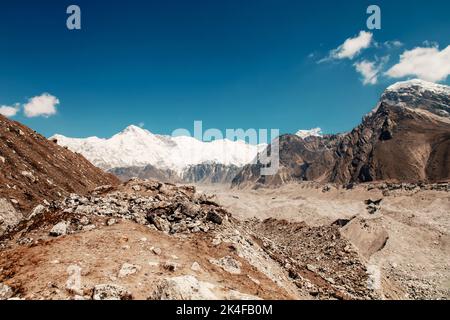 L'epico ghiacciaio di Khumbu sulla strada per l'Everest base Camp nelle montagne Himalaya. Percorso escursionismo EBS. Foto Stock