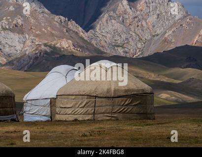 Campo turistico panoramico di yurt nomade sulle pianure del lago di Song Kul, Kirghizistan Foto Stock