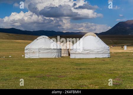 Campo turistico panoramico di yurt nomade sulle pianure del lago di Song Kul, Kirghizistan Foto Stock