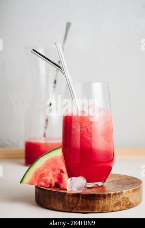 Cocomero rinfrescante Agua fresca bere in un bicchiere con una paglia. Foto Stock