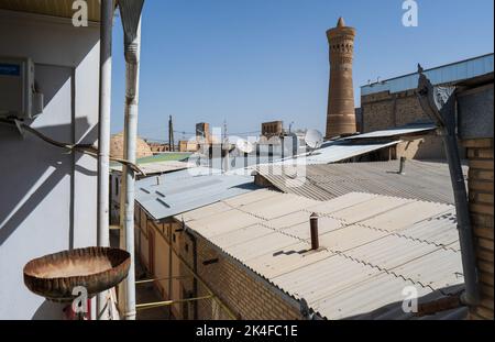 Minareto della Torre di Kalon dal balcone dell'hotel con vista sulla città vecchia di Bukhara Foto Stock