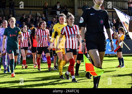 Emma Kelly (al centro) e Rachel Furness (a sinistra) si schierano davanti al gioco di gruppo B della Sunderland Women's conti Cup contro le Liverpool Women. Foto Stock