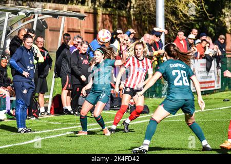 Carla Humphrey (#17) e Megan Campbell (#28) osservano sopra mentre il capitano delle donne di Sunderland Emma Kelly passa la sfera nella metà delle donne di Liverpool. Foto Stock