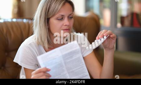 Giovane donna con farmaci e pillole primo piano Foto Stock