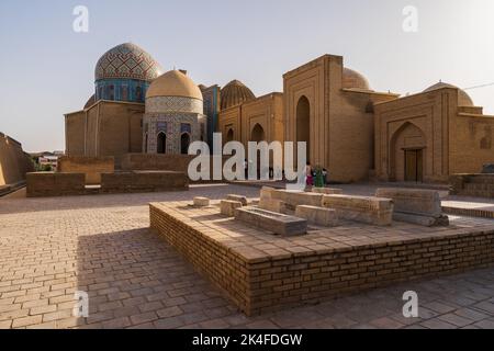 Cupole piastrellate dorate e blu a Shah-i-Zinda al tramonto, Samarcanda Foto Stock