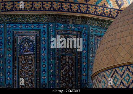 Zoom di motivi e texture delle cupole piastrellate dorate e blu in Shah-i-Zinda al tramonto, Samarcanda Foto Stock