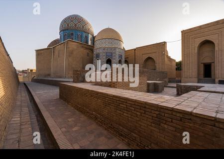 Cupole piastrellate dorate e blu a Shah-i-Zinda al tramonto, Samarcanda Foto Stock