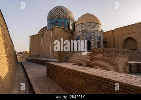 Cupole piastrellate dorate e blu a Shah-i-Zinda al tramonto, Samarcanda Foto Stock