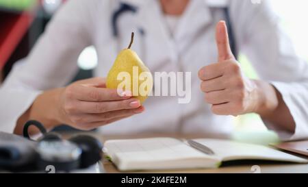 Nutrizionista medico concetto di stile di vita sano contiene frutta fresca di pera biologica Foto Stock