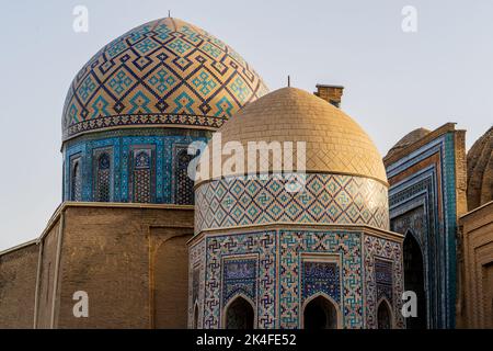 Zoom di motivi e texture delle cupole piastrellate dorate e blu in Shah-i-Zinda al tramonto, Samarcanda Foto Stock