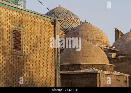 Zoom delle cupole dorate in Shah-i-Zinda al tramonto, Samarcanda Foto Stock