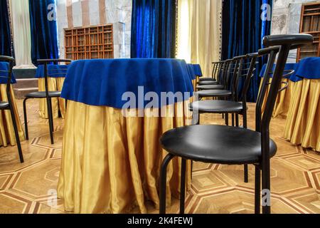 Immagine di tavoli e sedie in un bar sul pavimento in parquet Foto Stock
