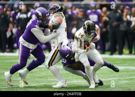 Adam Dalton (a destra) dei Santi di New Orleans è affrontato da Za'Darius Smith dei Minnesota Vikings durante la partita internazionale della NFL allo stadio Tottenham Hotspur di Londra. Data immagine: Domenica 2 ottobre 2022. Foto Stock