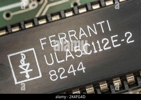 Ferranti ULA a 40 pin [Uncommitted Logic Array] sulla scheda madre di un computer 1982 16k Sinclair ZX Spectrum. Per circuiti integrati, componenti elettronici. Foto Stock