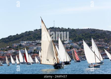 A Murter, in Croazia, nell'ambito delle 25th Giornate dell'Idro Latino, si è tenuta la 25th regata dell'Idro Latino, alla quale hanno partecipato oltre 70 imbarcazioni tradizionali su 02. Ottobre, 2022. Foto: Dusko Jaramaz/PIXSELL Foto Stock