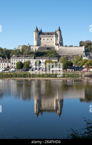 Chateau Saumur visto da l'Île d'Offard Foto Stock