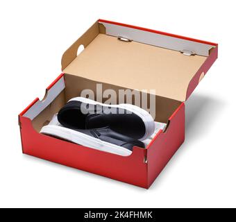 Paio di scarpe in scatola ritagliate sul bianco. Foto Stock