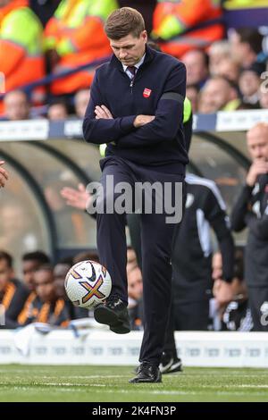 Leeds, Regno Unito. 02nd Ott 2022. Steven Gerrard Manager di Aston Villa calcia la palla durante la partita della Premier League Leeds United vs Aston Villa a Elland Road, Leeds, Regno Unito, 2nd ottobre 2022 (Foto di Mark Cosgrove/News Images) a Leeds, Regno Unito il 10/2/2022. (Foto di Mark Cosgrove/News Images/Sipa USA) Credit: Sipa USA/Alamy Live News Foto Stock