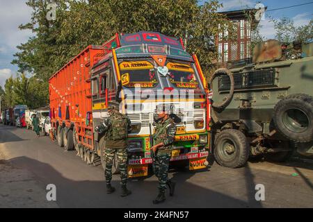 Le forze governative indiane arrestano i veicoli civili vicino al sito di attacco dopo che i sospetti ribelli hanno sparato contro una squadra congiunta di polizia e CRPF (Central Reserve Police Force) durante un Naka a Pulwama. Funzionari indiani hanno detto che un poliziotto è stato ucciso mentre un personale della CRPF (Central Reserve Police Force) è stato ferito in un sospetto attacco ribelle al villaggio di Pinglena nel distretto di Pulwama, a sud della capitale principale della regione contesa Srinagar. 'NAKa' significa: Una barriera istituita dalla polizia per fermare il traffico su una strada o su una strada al fine di catturare un traffico fuggitivo o ispezionare ecc. Foto Stock