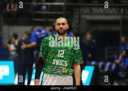 San Pietroburgo, Russia. 02nd Ott 2022. Georgy Zhbanov (n.12) dell'UNICS visto durante la partita di pallacanestro della VTB United League tra Zenit e UNICS alla Sibur Arena. Punteggio finale; Zenit 79:82 UNICS. (Foto di Konstantinov/SOPA Images/Sipa USA) Credit: Sipa USA/Alamy Live News Foto Stock