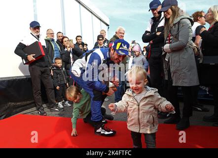 Il principe Carl Philip Bernadotte ha vinto la seconda gara nel Porsche Sprint Challenge Scandinavia di sabato nella Grande finale a Mantorp Park, Mantorp, Svezia. Qui con i suoi figli principe Gabriel e principe Julian e sua moglie principessa Sofia a destra sullo sfondo. Foto Stock