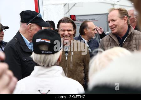 L'ex pilota di corse Stefan ”Lill-Lövis” Johansson (al centro) durante la Porsche Carrera Cup di sabato nella Grande finale al Mantorp Park, Mantorp, Svezia. Foto Stock