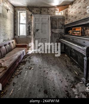 vecchio pianoforte in casa abbandonata Foto Stock