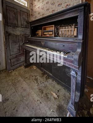 vecchio pianoforte in casa abbandonata Foto Stock