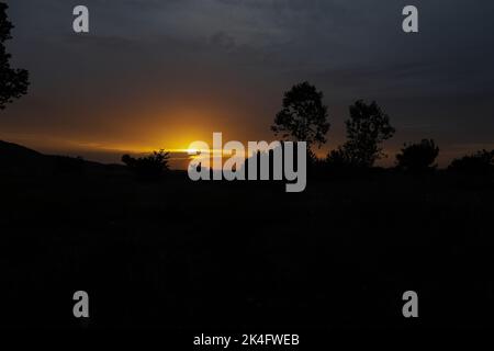 Alba estiva sulla Golden Beach (Skala Potamias) in Grecia con un cielo coperto. Foto Stock