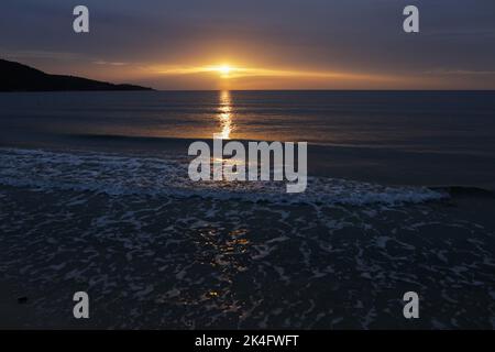 Alba estiva sulla Golden Beach (Skala Potamias) in Grecia con un cielo coperto. Foto Stock