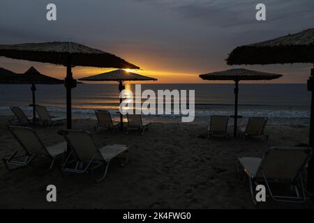 Alba estiva sulla Golden Beach (Skala Potamias) in Grecia con un cielo coperto. Foto Stock
