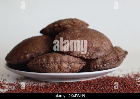 Ragi Poori. Pane piatto indiano fritto profondo fatto di miglio dito e farina di grano. Questo Poori è un modo interessante per includere il miglio nella nostra dieta. Sparato Foto Stock