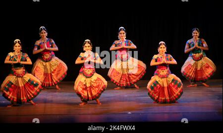 Chennai, India. 02nd Ott, 2022. Gli artisti eseguono un dramma di danza 'lode of Seven Hills' durante le celebrazioni per la festa indù di Navratri, a Chennai. Credit: Seshadri SUKUMAR/Alamy Live News Foto Stock