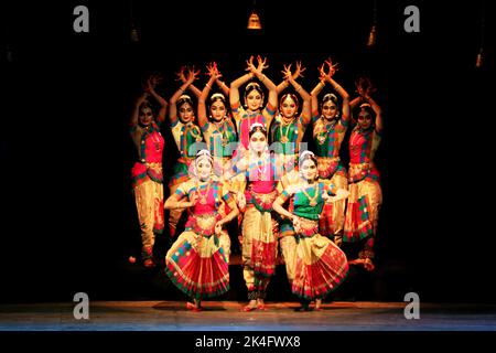 Chennai, India. 02nd Ott, 2022. Gli artisti eseguono un dramma di danza 'lode of Seven Hills' durante le celebrazioni per la festa indù di Navratri, a Chennai. Credit: Seshadri SUKUMAR/Alamy Live News Foto Stock