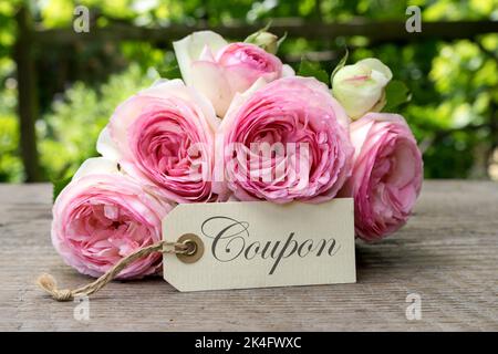 Buono con un bouquet di rose rosa Foto Stock