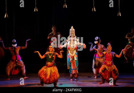 Chennai, India. 02nd Ott, 2022. Gli artisti eseguono un dramma di danza 'lode of Seven Hills' durante le celebrazioni per la festa indù di Navratri, a Chennai. Credit: Seshadri SUKUMAR/Alamy Live News Foto Stock