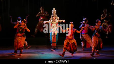 Chennai, India. 02nd Ott, 2022. Gli artisti eseguono un dramma di danza 'lode of Seven Hills' durante le celebrazioni per la festa indù di Navratri, a Chennai. Credit: Seshadri SUKUMAR/Alamy Live News Foto Stock