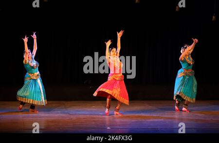 Chennai, India. 02nd Ott, 2022. Gli artisti eseguono un dramma di danza 'lode of Seven Hills' durante le celebrazioni per la festa indù di Navratri, a Chennai. Credit: Seshadri SUKUMAR/Alamy Live News Foto Stock