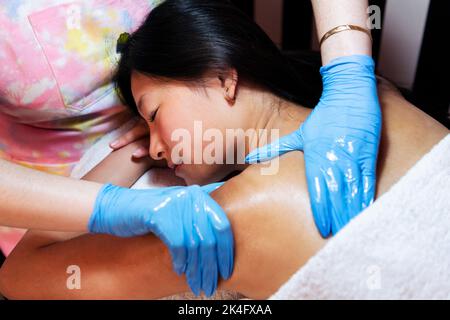 donna che riceve massaggio rilassante alle spalle e al collo Foto Stock