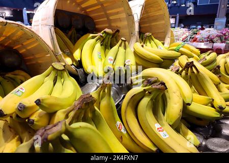 Banana nel cestino in vendita al supermercato Foto Stock