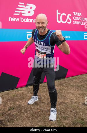 Londra, Regno Unito. 02nd Ott 2022. Danny Mills al via, in gara nella TCS London Marathon il 2nd ottobre 2022. Foto di Gary Mitchell Credit: Gary Mitchell, GMP Media/Alamy Live News Foto Stock