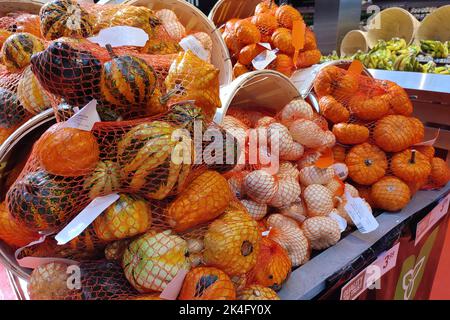 Toronto, Canada - 09-22-2022: Zucche nel cestino per la vendita al supermercato Foto Stock